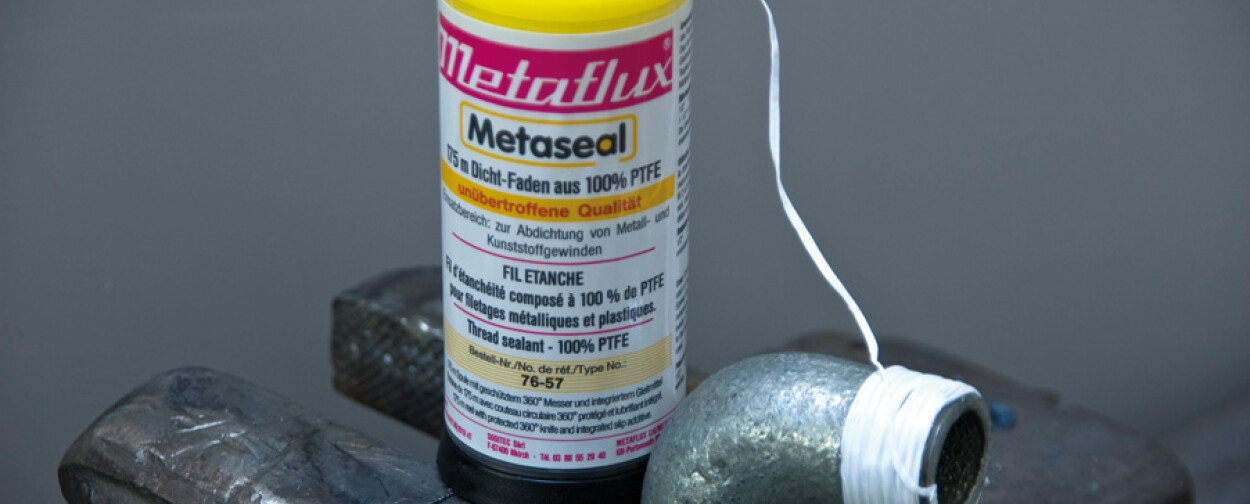 Tmely, lepidlá a tesniace prostriedky